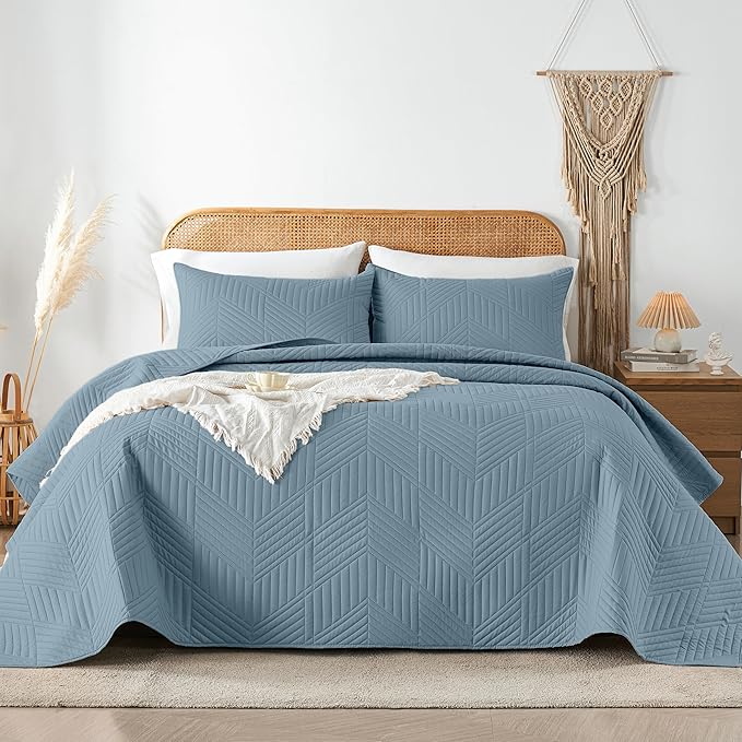 Davulos King/Cal King Quilt Set in Dusty Blue, Soft Reversible Microfiber Bedspread for All-Season Use in Bedroom or Dorm, Lightweight Modern Geometric Coverlet (1 Quilt, 2 Pillow Shams)