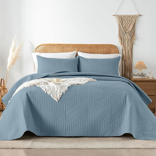 Davulos King/Cal King Quilt Set in Dusty Blue, Soft Reversible Microfiber Bedspread for All-Season Use in Bedroom or Dorm, Lightweight Modern Geometric Coverlet (1 Quilt, 2 Pillow Shams)