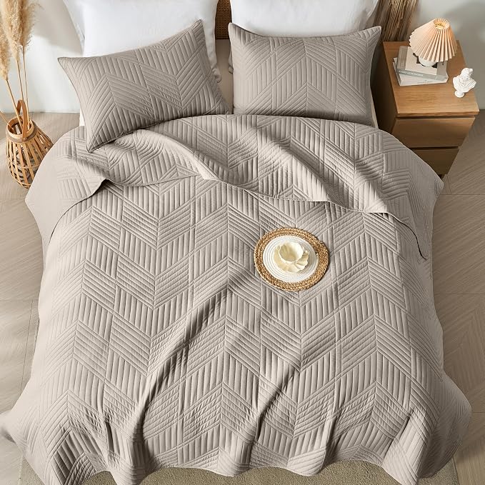 Davulos King/Cal King Quilt Set in Taupe, Soft Reversible Microfiber Bedspread for All-Season Use in Bedroom or Dorm, Lightweight Modern Geometric Coverlet (1 Quilt, 2 Pillow Shams)