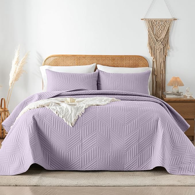 Davulos King/Cal King Quilt Set in Lavender, Soft Reversible Microfiber Bedspread for All-Season Use in Bedroom or Dorm, Lightweight Modern Geometric Coverlet (1 Quilt, 2 Pillow Shams)