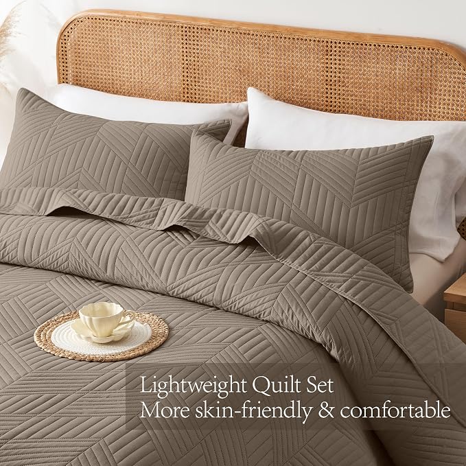Davulos Twin Quilt Set,Mocha Brown Lightweight Reversible Bedspread for All Seasons,Soft Modern Microfiber Geometric Coverlet for Dorm Room or Guest Bedroom(1 Quilt,1 Pillow Sham)