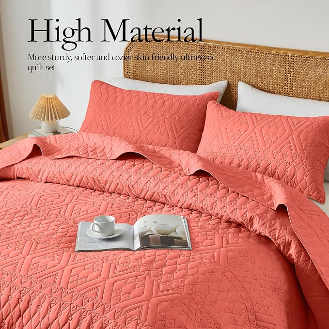 akkialla King/Cal King Size Quilt Bedding Set,Coral Lightweight Microfiber Soft Bedspread,Modern Style Geometric Pattern Coverlet Set for All Seasons,3 Piece(1 Quilt,2 Pillow Shams)
