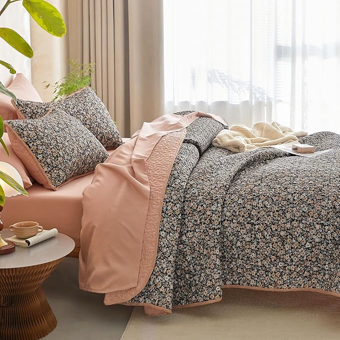 Wake In Cloud - Floral Quilt Set, Cute Vintage Flower Cottagecore Shabby Chic for Women Teen Girls, Reversible Lightweight Bedspread Coverlet, 3 Pieces, Black, Queen/Full Size