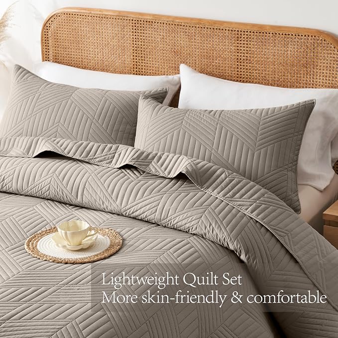 Davulos King/Cal King Quilt Set in Taupe, Soft Reversible Microfiber Bedspread for All-Season Use in Bedroom or Dorm, Lightweight Modern Geometric Coverlet (1 Quilt, 2 Pillow Shams)