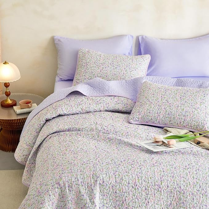 Wake In Cloud - Floral Quilt Set, Cute Vintage Flower Cottagecore Shabby Chic for Women Teen Girls, Reversible Lightweight Bedspread Coverlet, 3 Pieces, Lilac, Queen/Full Size