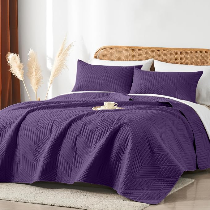 Davulos King/Cal King Quilt Set in Deep Purple, Soft Reversible Microfiber Bedspread for All-Season Use in Bedroom or Dorm, Lightweight Modern Geometric Coverlet (1 Quilt, 2 Pillow Shams)