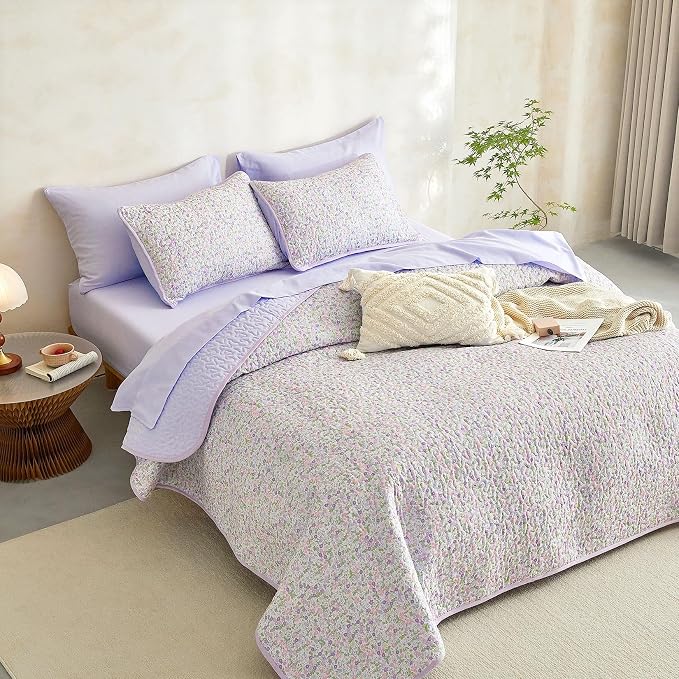 Wake In Cloud - Floral Quilt Set, Cute Vintage Flower Cottagecore Shabby Chic for Women Teen Girls, Reversible Lightweight Bedspread Coverlet, 3 Pieces, Lilac, Queen/Full Size