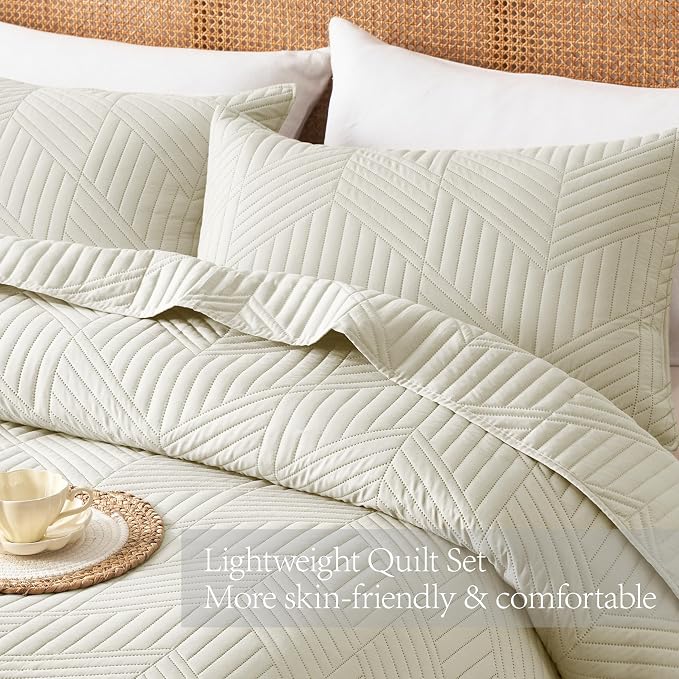 Davulos Full/Queen Quilt Set in Cream, Soft Reversible Microfiber Bedspread for All-Season Use, Lightweight Coverlet with Modern Geometric Pattern (1 Quilt, 2 Pillow Shams)