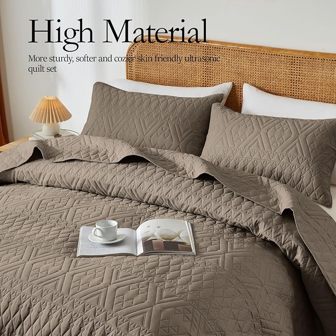akkialla Full/Queen Size Quilt Bedding Set,Mocha Brown Lightweight Microfiber Soft Bedspread,Modern Style Geoetric Pattern Coverlet Set for All Seasons,3 Piece(1 Quilt,2 Pillow Shams)