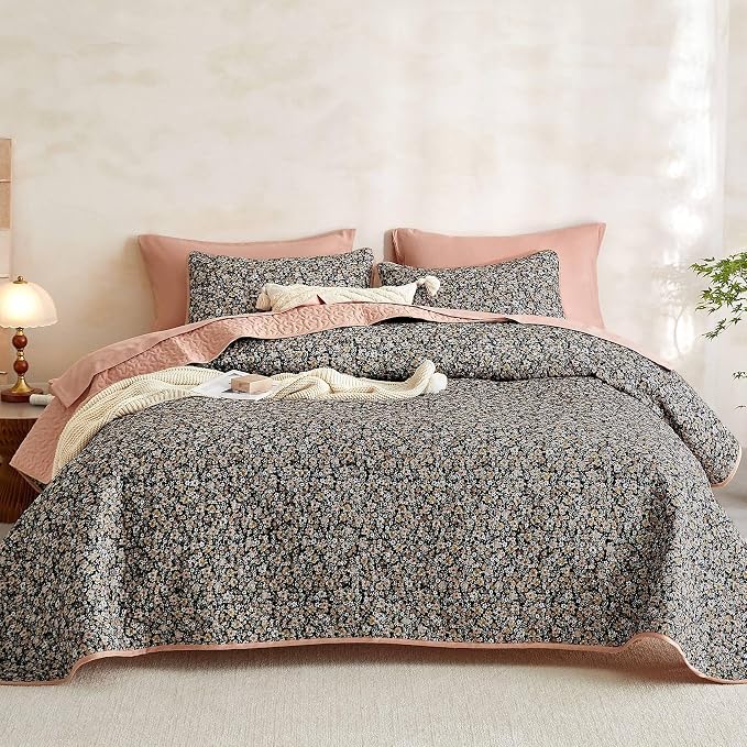 Wake In Cloud - Floral Quilt Set, Cute Vintage Flower Cottagecore Shabby Chic for Women Teen Girls, Reversible Lightweight Bedspread Coverlet, 3 Pieces, Black, Queen/Full Size