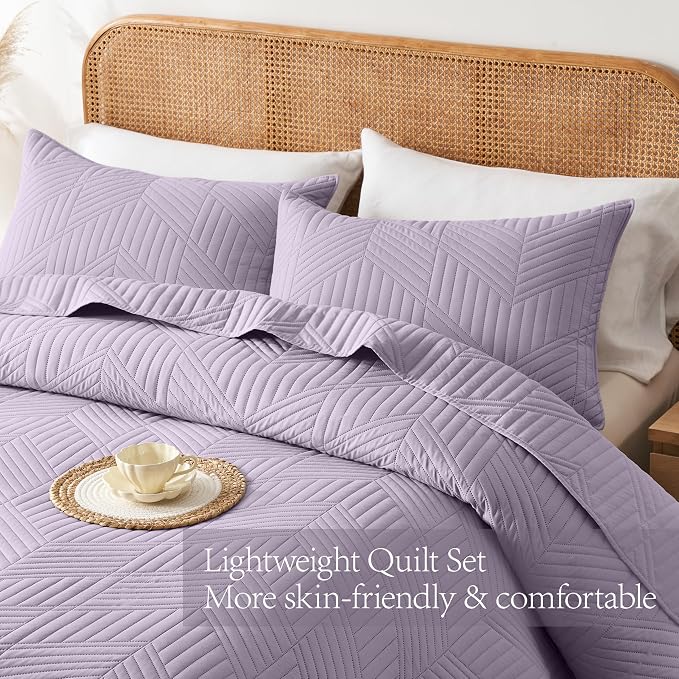 Davulos King/Cal King Quilt Set in Lavender, Soft Reversible Microfiber Bedspread for All-Season Use in Bedroom or Dorm, Lightweight Modern Geometric Coverlet (1 Quilt, 2 Pillow Shams)