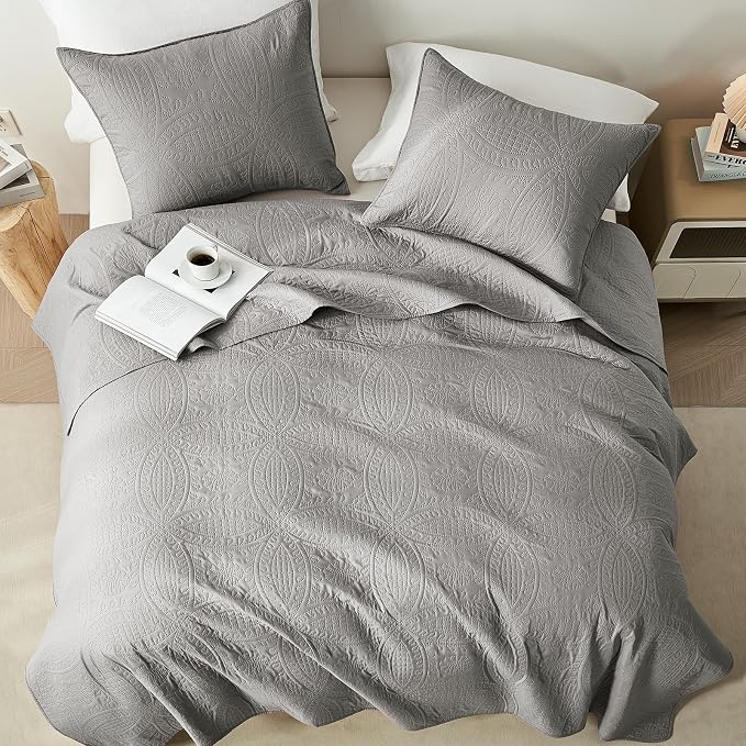 akkialla 118"x106" Grey California King Quilt Set, Oversized Floor-Length Bedspread, Modern Coin Pattern Microfiber Coverlet, 3-Piece All Season Bedding with 2 Pillow Shams