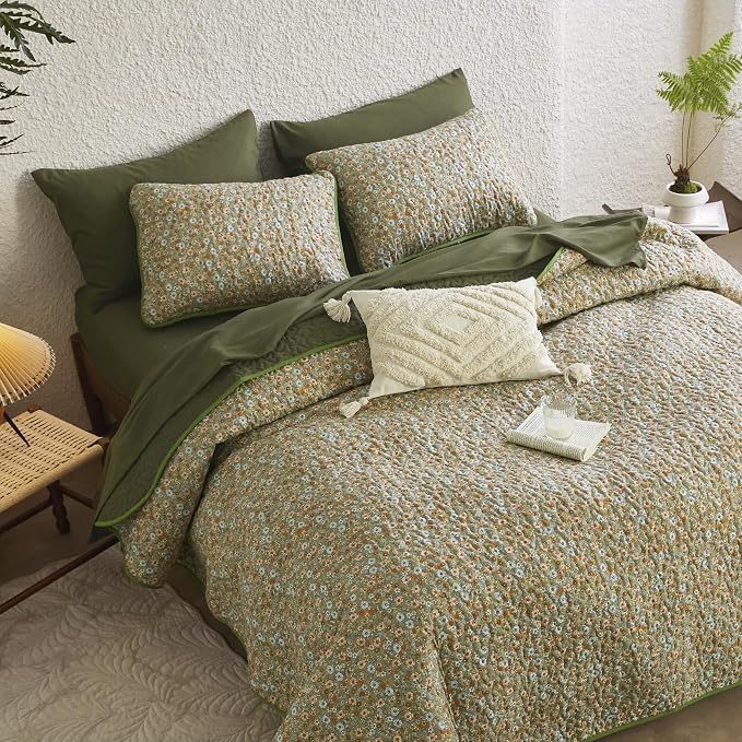 Wake In Cloud - Floral Quilt Set, Cute Vintage Flower Cottagecore Shabby Chic for Women Teen Girls, Reversible Lightweight Bedspread Coverlet, 3 Pieces, Olive Green, Twin/Twin XL Size