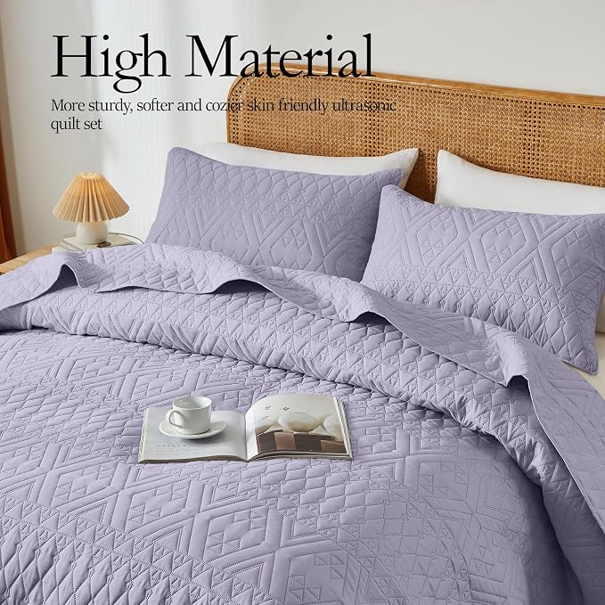 akkialla King/Cal King Size Quilt Bedding Set,Lavender Lightweight Microfiber Soft Bedspread,Modern Style Geometric Pattern Coverlet Set for All Seasons,3 Piece(1 Quilt,2 Pillow Shams)