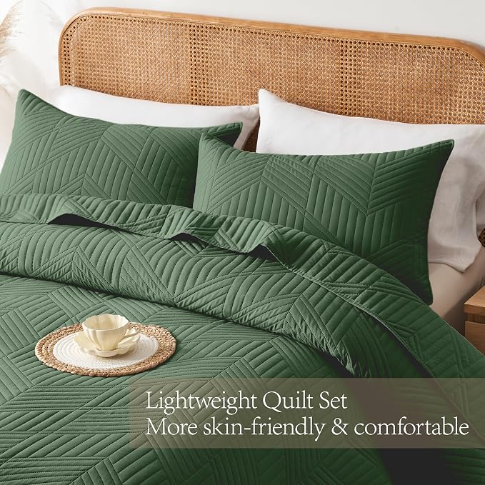 Davulos Full/Queen Quilt Set in Olive Green, Soft Reversible Microfiber Bedspread for All-Season Use, Lightweight Coverlet with Modern Geometric Pattern (1 Quilt, 2 Pillow Shams)