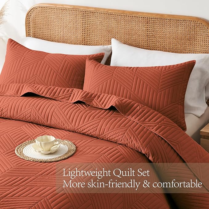 Davulos King/Cal King Quilt Set in Burnt Orange, Soft Reversible Microfiber Bedspread for All-Season Use in Bedroom or Dorm, Lightweight Modern Geometric Coverlet (1 Quilt, 2 Pillow Shams)