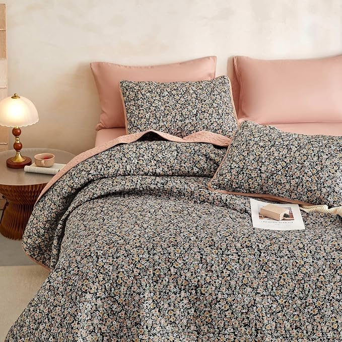 Wake In Cloud - Floral Quilt Set, Cute Vintage Flower Cottagecore Shabby Chic for Women Teen Girls, Reversible Lightweight Bedspread Coverlet, 3 Pieces, Black, Queen/Full Size