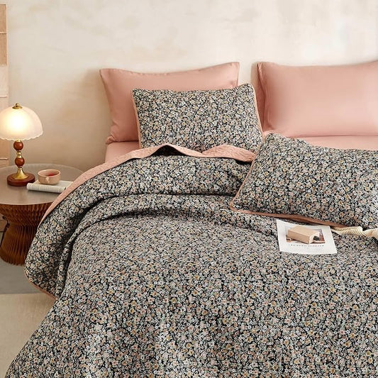 Wake In Cloud - Floral Quilt Set, Cute Vintage Flower Cottagecore Shabby Chic for Women Teen Girls, Reversible Lightweight Bedspread Coverlet, 3 Pieces, Black, Queen/Full Size