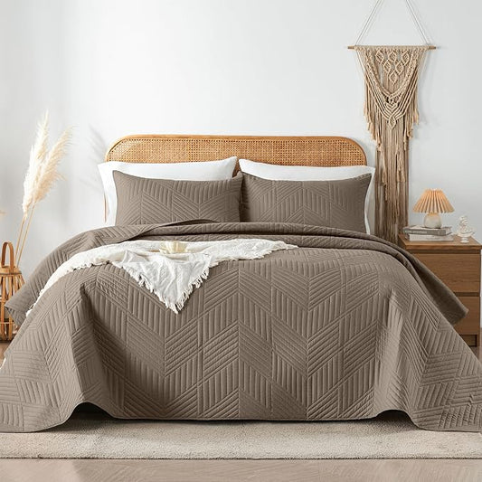 Davulos King/Cal King Quilt Set in Mocha Brown,Soft Reversible Microfiber Bedspread for All-Season Use in Bedroom or Dorm,Lightweight Modern Geometric Coverlet (1 Quilt, 2 Pillow Shams)