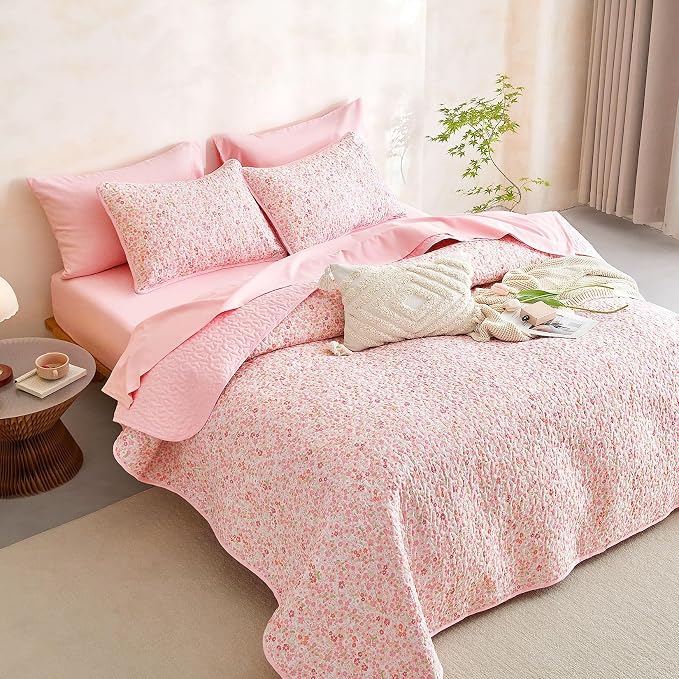 Wake In Cloud - Floral Quilt Set, Cute Vintage Flower Cottagecore Shabby Chic for Women Teen Girls, Reversible Lightweight Bedspread Coverlet, 3 Pieces, Pink, Queen/Full Size