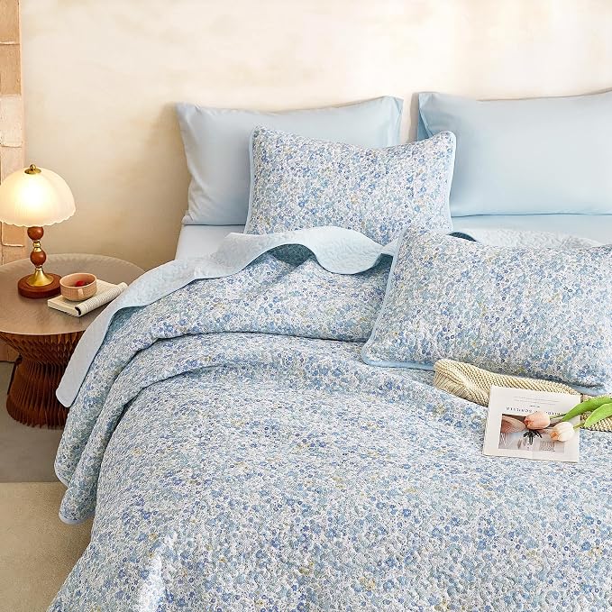 Wake In Cloud - Floral Quilt Set, Cute Vintage Flower Cottagecore Shabby Chic for Women Teen Girls, Reversible Lightweight Bedspread Coverlet, 3 Pieces, Light Blue, Queen/Full Size