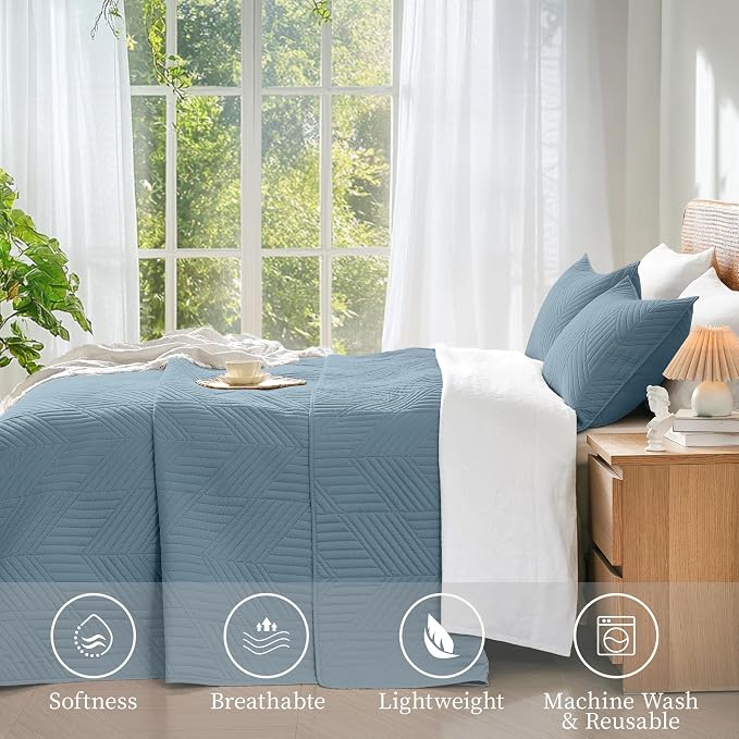 Davulos King/Cal King Quilt Set in Dusty Blue, Soft Reversible Microfiber Bedspread for All-Season Use in Bedroom or Dorm, Lightweight Modern Geometric Coverlet (1 Quilt, 2 Pillow Shams)