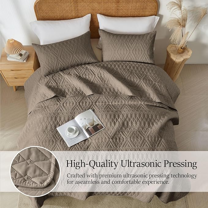akkialla King/Cal King Size Quilt Bedding Set,Mocha Brown Lightweight Microfiber Soft Bedspread,Modern Style Geometric Pattern Coverlet Set for All Seasons,3 Piece(1 Quilt,2 Pillow Shams)
