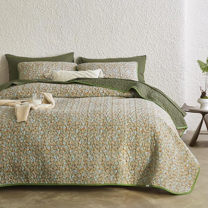 Wake In Cloud - Floral Quilt Set, Cute Vintage Flower Cottagecore Shabby Chic for Women Teen Girls, Reversible Lightweight Bedspread Coverlet, 3 Pieces, Olive Green, Queen/Full Size