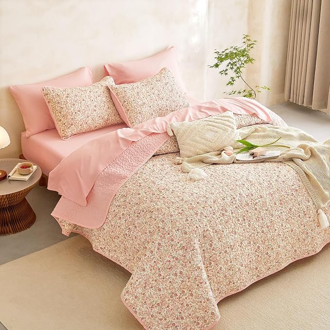 Wake In Cloud - Floral Quilt Set, Cute Vintage Flower Cottagecore Shabby Chic for Women Teen Girls, Reversible Lightweight Bedspread Coverlet, 3 Pieces, Cream Pink, King Size