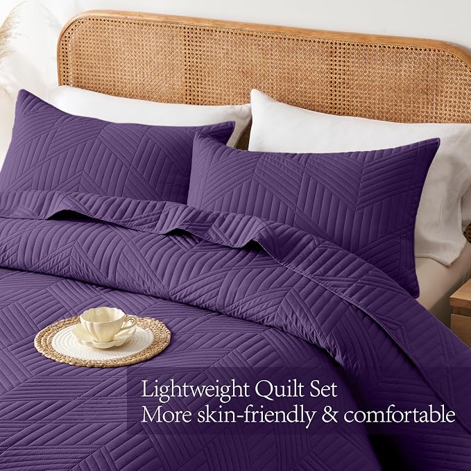 Davulos King/Cal King Quilt Set in Deep Purple, Soft Reversible Microfiber Bedspread for All-Season Use in Bedroom or Dorm, Lightweight Modern Geometric Coverlet (1 Quilt, 2 Pillow Shams)