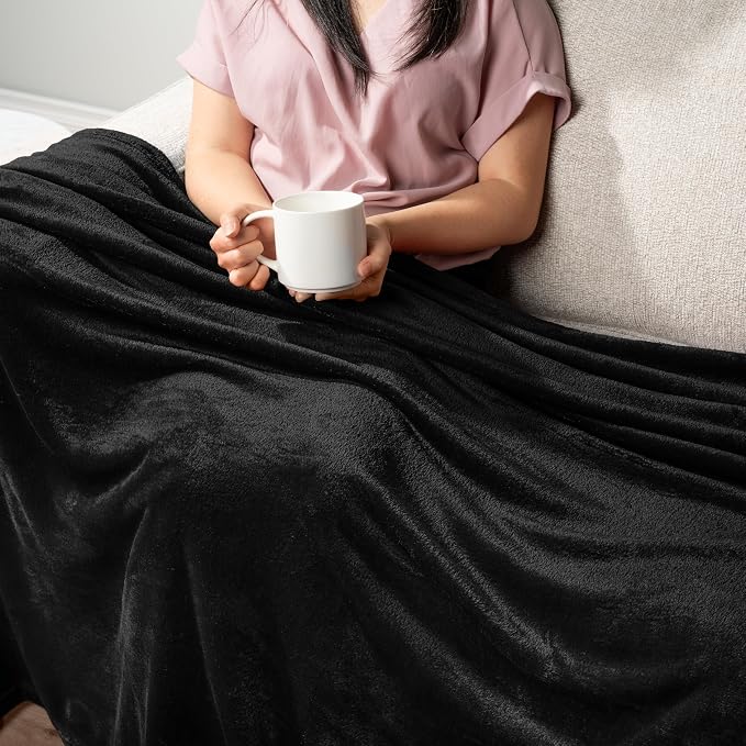 PAVILIA Black Fleece Bed Blanket King Size, Super Soft Fuzzy Flannel Throw for Couch Sofa, Luxury Plush Microfiber Large Throw Blanket King Bed, Home Cozy Velvet Gift Blanket, 90x108