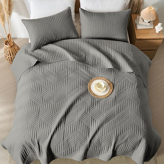 Davulos Twin Quilt Set, Dark Grey Lightweight Reversible Bedspread for All Seasons, Soft Modern Microfiber Geometric Coverlet for Kids or Guest Bedroom (1 Quilt, 1 Pillow Sham)