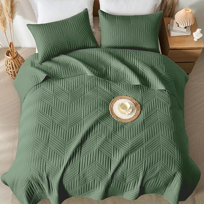 Davulos King/Cal King Quilt Set in Olive Green, Soft Reversible Microfiber Bedspread for All-Season Use in Bedroom or Dorm, Lightweight Modern Geometric Coverlet (1 Quilt, 2 Pillow Shams)