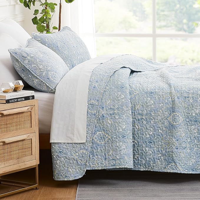 Southshore Fine Living, Inc. Twin XL Quilt Set, Dorm Bedding Essentials, Stain Resistant, Machine Washable Paisley Boho Bed Spread, Twin XL Quilt Bedspread Set w/Pillow Sham, Blue Paisley Bedding