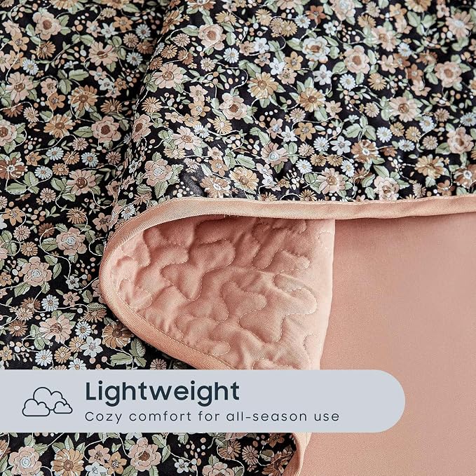 Wake In Cloud - Floral Quilt Set, Cute Vintage Flower Cottagecore Shabby Chic for Women Teen Girls, Reversible Lightweight Bedspread Coverlet, 3 Pieces, Black, Queen/Full Size