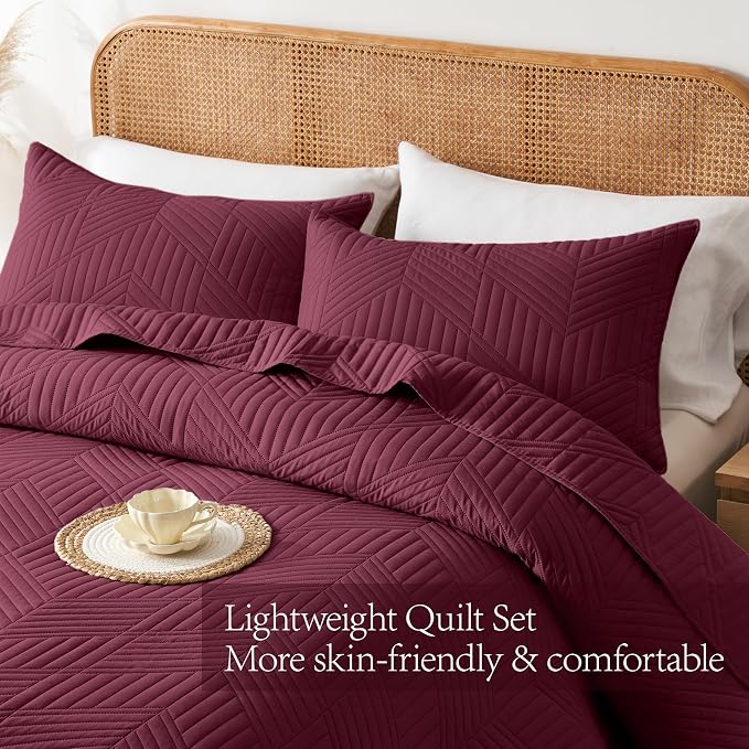 Davulos Full/Queen Quilt Set, Burgundy Lightweight Microfiber Bedspread, Reversible All Season Coverlet with Modern Geometric Pattern, Ultra Soft & Breathable (1 Quilt, 2 Pillow Shams)