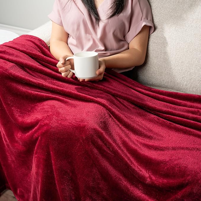 PAVILIA Wine Red Fleece Throw Blanket for Couch, Maroon Burgundy Soft Fuzzy Flannel Throw for Sofa, Luxury Plush Microfiber Bed Blanket, Cozy Home Decorative Velvet Gift Blanket, 50x60