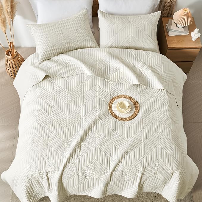 Davulos King/Cal King Quilt Set in Cream, Soft Reversible Microfiber Bedspread for All-Season Use in Bedroom or Dorm, Lightweight Modern Geometric Coverlet (1 Quilt, 2 Pillow Shams)