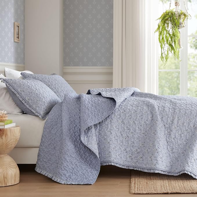 Madison Park Vintage Floral Quilt Set, 3PC Queen Reversible Bedding Set | Lightweight Bedspread Set with 2 Shams, Traditional Block Print Coverlets with Ruffled Edge, Grayish Blue