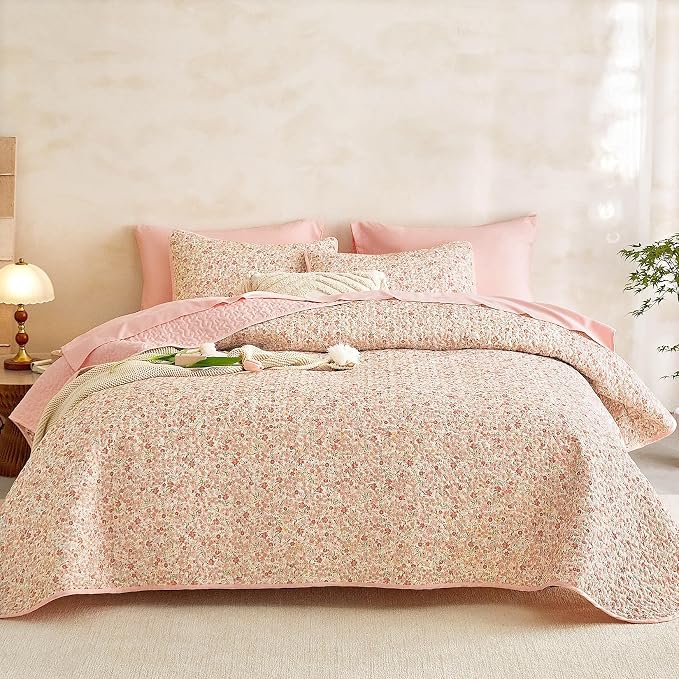 Wake In Cloud - Floral Quilt Set, Cute Vintage Flower Cottagecore Shabby Chic for Women Teen Girls, Reversible Lightweight Bedspread Coverlet, 3 Pieces, Cream Pink, King Size