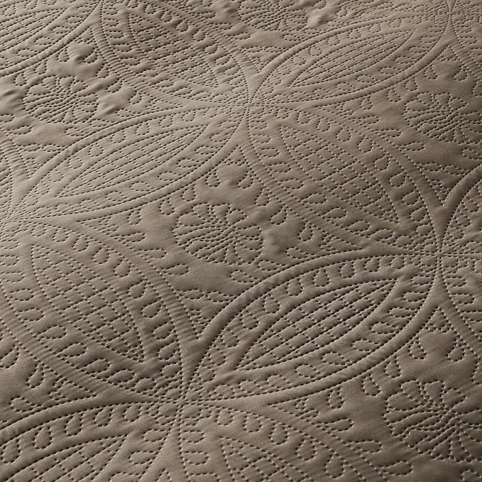akkialla Mocha Brown King/Cal King Quilt Set,Ultrasonic Lightweight Bedspread Coverlet for Modern Minimalist Bedroom,Soft Microfiber Coin Pattern Bedding,3-Piece (1 Quilt,2 Pillow Shams)