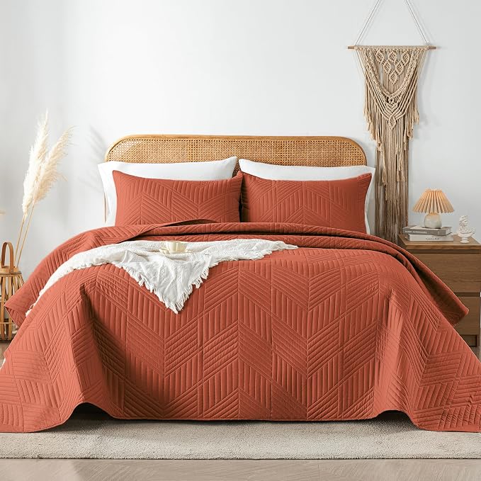 Davulos King/Cal King Quilt Set in Burnt Orange, Soft Reversible Microfiber Bedspread for All-Season Use in Bedroom or Dorm, Lightweight Modern Geometric Coverlet (1 Quilt, 2 Pillow Shams)