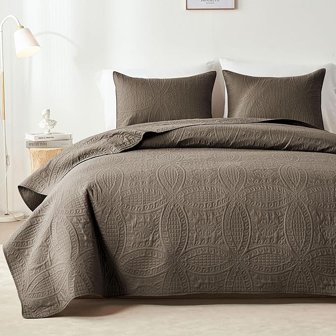 akkialla Mocha Brown Twin Quilt Set,Ultrasonic Lightweight Bedspread Coverlet for Modern Minimalist Bedroom,Soft Microfiber Coin Pattern Bedding,2-Piece (1 Quilt,1 Pillow Sham)
