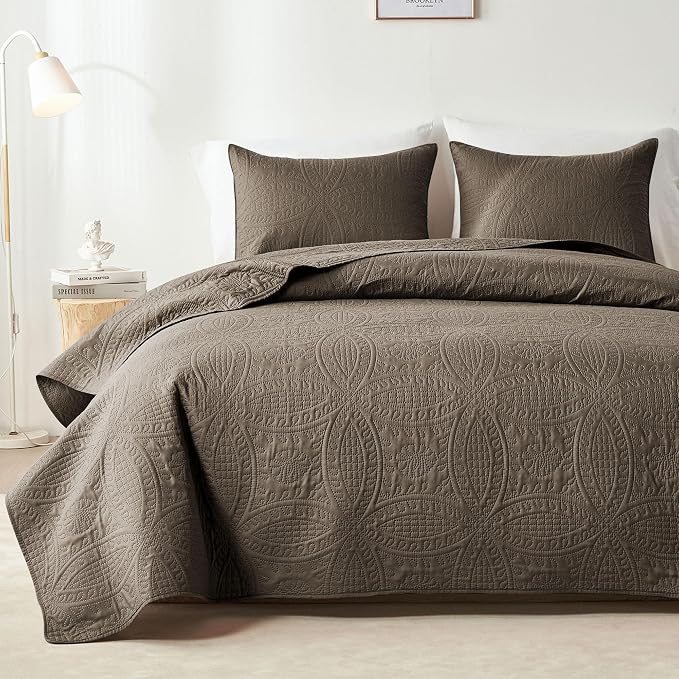 akkialla 118"x106" Mocha Brown California King Quilt Set, Oversized Floor-Length Bedspread, Modern Coin Pattern Microfiber Coverlet, 3-Piece All Season Bedding with 2 Pillow Shams