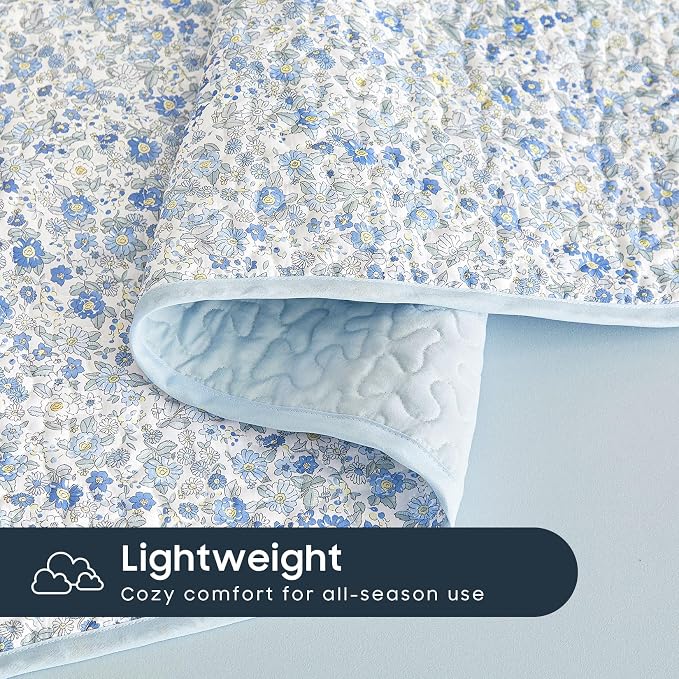 Wake In Cloud - Floral Quilt Set, Cute Vintage Flower Cottagecore Shabby Chic for Women Teen Girls, Reversible Lightweight Bedspread Coverlet, 3 Pieces, Light Blue, Queen/Full Size