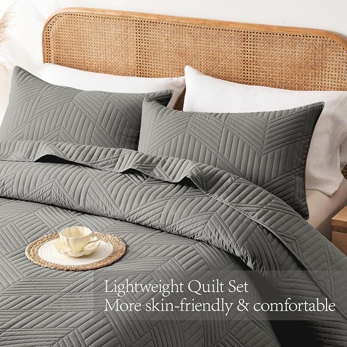 Davulos King/Cal King Quilt Set in Dark Grey, Soft Reversible Microfiber Bedspread for All-Season Use in Bedroom or Dorm, Lightweight Modern Geometric Coverlet (1 Quilt, 2 Pillow Shams)