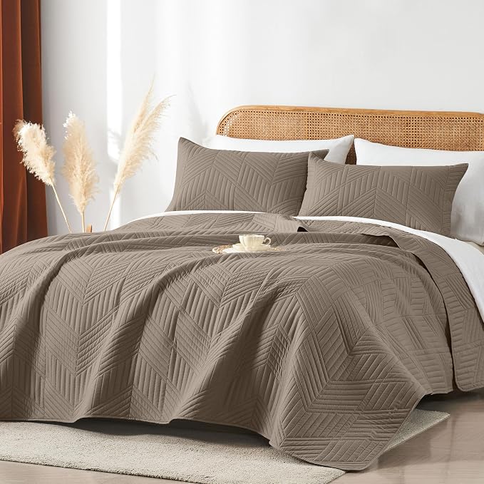 Davulos Twin Quilt Set,Mocha Brown Lightweight Reversible Bedspread for All Seasons,Soft Modern Microfiber Geometric Coverlet for Dorm Room or Guest Bedroom(1 Quilt,1 Pillow Sham)