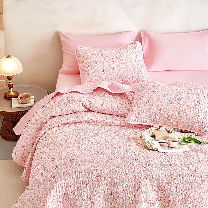Wake In Cloud - Floral Quilt Set, Cute Vintage Flower Cottagecore Shabby Chic for Women Teen Girls, Reversible Lightweight Bedspread Coverlet, 3 Pieces, Pink, Queen/Full Size