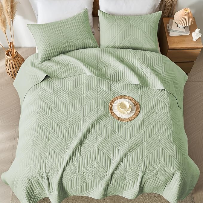 Davulos King Quilt Bedding Set,Sage Green Ultrasonic King/Cal King Quilt Set Reversible Microfiber Bedspread,Lightweight Soft Modern Geometric Coverlet Set for All Seasons(1 Quilt,2 Pillow Shams)