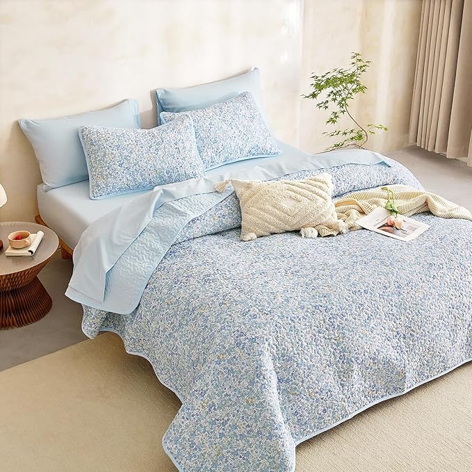 Wake In Cloud - Floral Quilt Set, Cute Vintage Flower Cottagecore Shabby Chic for Women Teen Girls, Reversible Lightweight Bedspread Coverlet, 3 Pieces, Light Blue, Queen/Full Size